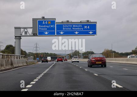 Abschnitte der neuen M4 Smart Motorway rund um Reading in Bekshire mit vier Fahrspuren und neuer Beschilderung mit digitalen Displays. Stockfoto