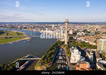 Deutschland, Nordrhein-Westfalen, Düsseldorf, Luftaufnahme Medienhafen mit Rheinturm und Rheinkniebrücke im Hintergrund Stockfoto