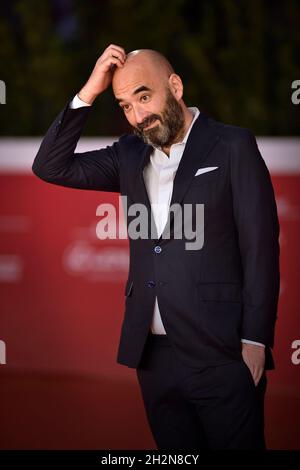Rom, Italien. Oktober 2021. ROM, ITALIEN - 22. OKTOBER: Nicola Guaglianone besucht den roten Teppich des Films 'Vita da Carlo' während des 16. Rome Film Fest 2021 am 22. Oktober 2021 in Rom, Italien. Kredit: dpa/Alamy Live Nachrichten Stockfoto