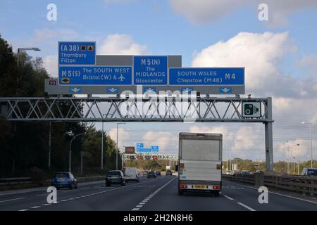 Der Ort, an dem Sie von der M4 zu anderen Zielen wie der M5 oder Bristol abzweigen können, ist gut ausgeschildert. Stockfoto