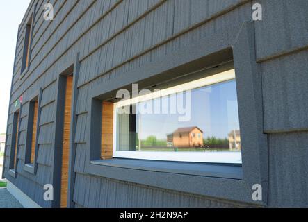 Neue Moderne Passivhaus Energieeffizienz Fassade Wand. Passivhaus-Design Von Außen. Passive Hauswände. Stockfoto