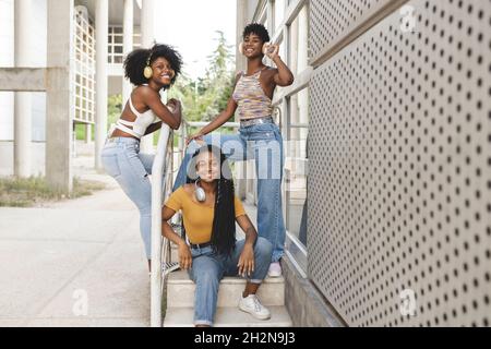 Lächelnde Afro-Frau, die Fotos im öffentlichen Park zeigt Stockfoto