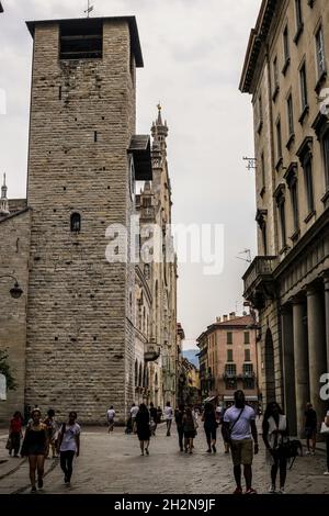 Como, Italien - 14. Juni 2017: Blick auf Touristen, die an der Kathedrale von Como im Stadtzentrum entlang gehen Stockfoto