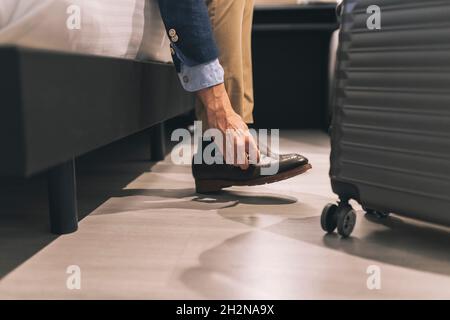 Geschäftsleute, die sich im Hotelzimmer auf dem Bett entspannen Stockfoto