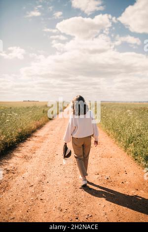 Frau mit weißer Blume Stockfoto