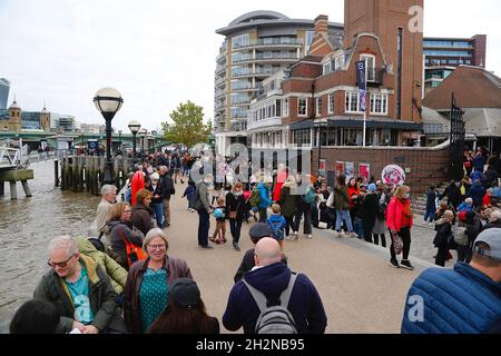 Southwark, London, Großbritannien. 23. Oktober 2021. Tausende Familien genießen den ersten Tag der Halbzeit am Ufer der Themse. Foto-Kredit: Paul Lawrenson /Alamy Live Nachrichten Stockfoto