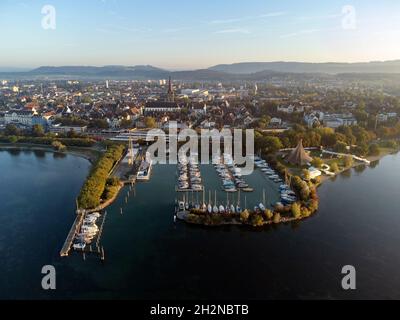 Deutschland, Baden-Württemberg, Radolfzell am Bodensee, Luftaufnahme des Hafens der Seestadt bei Sonnenaufgang Stockfoto