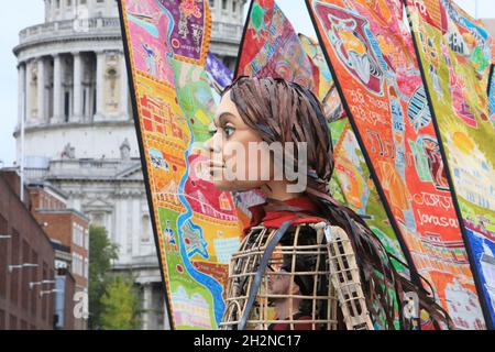 London, Großbritannien, 23. Oktober 2021. Die kleine Amal, eine riesige Marionette eines jungen syrischen Flüchtlings, hielt inne, um die Aussicht zu genießen, als sie von der St. Paul's Cathedral über die Millennium Bridge ging. Sie ist aus der Türkei gegangen und hat nach ihrer Mutter gesucht, um die Notlage junger Flüchtlinge auf der ganzen Welt hervorzuheben. Monica Wells/Alamy Live News Stockfoto