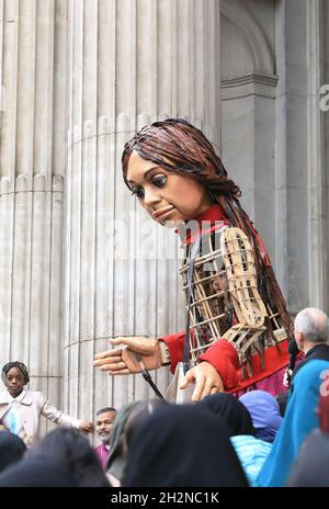 London, Großbritannien, 23. Oktober 2021. Die kleine Amal, eine riesige Marionette eines syrischen Flüchtlings, hat die St. Paul's Cathedral aufgesiegt und den Kinderchören auf den Stufen zugehört. Little Amal ist aus der Türkei gegangen, um die Notlage junger Flüchtlinge zu beleuchten und unsere Hilfe zu ermutigen.Monica Wells/Alamy Live News Stockfoto