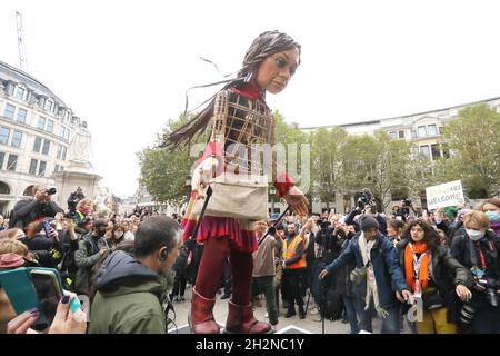 London, Großbritannien, 23. Oktober 2021. Die kleine Amal, eine riesige Marionette eines jungen syrischen Flüchtlings, erreicht London und St. Pauls, nachdem sie aus der Türkei auf der Suche nach ihrer Mutter ging. Die Wanderung wurde ins Leben gerufen, um die Notlage junger Flüchtlinge hervorzuheben, die Hilfe benötigen, um ihr Leben wieder aufzubauen. Monica Wells/Alamy Live News Stockfoto