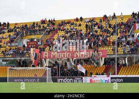 Benevento, Italien. Oktober 2021. Benevento Calcio Supporters during Benevento Calcio vs Cosenza Calcio, Italian Football Championship League BKT in Benevento, Italy, October 23 2021 Credit: Independent Photo Agency/Alamy Live News Stockfoto