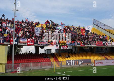 Benevento, Italien. Oktober 2021. Cosenza Calcio Supporters during Benevento Calcio vs Cosenza Calcio, Italian Football Championship League BKT in Benevento, Italy, October 23 2021 Credit: Independent Photo Agency/Alamy Live News Stockfoto