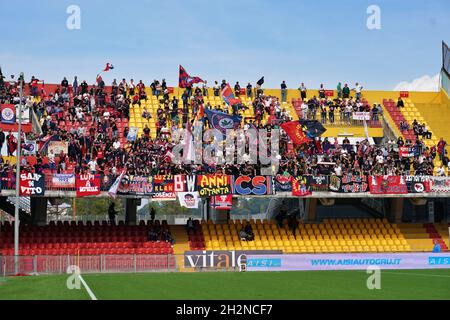 Benevento, Italien. Oktober 2021. Cosenza Calcio Supporters during Benevento Calcio vs Cosenza Calcio, Italian Football Championship League BKT in Benevento, Italy, October 23 2021 Credit: Independent Photo Agency/Alamy Live News Stockfoto