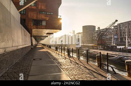 Deutschland, Hamburg, Schiff im Sandtorhafen bei Sonnenuntergang Stockfoto