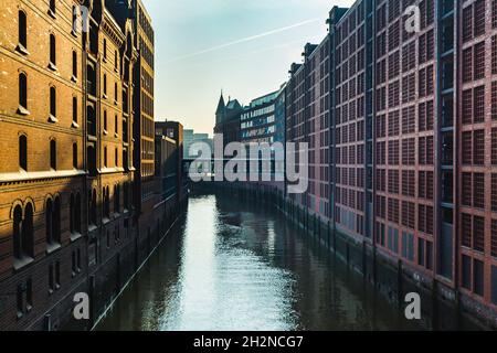 Deutschland, Hamburg, Canal in am Sandtorkai mit Elbphilharmonie im Hintergrund Stockfoto