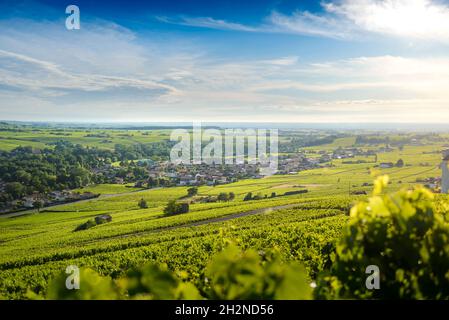 Le Village de Cercié au lever du jour, Beaujolais, Frankreich Stockfoto