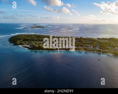 Malediven, Meemu Atoll, Mulah, Luftaufnahme der bewohnten Insel im Indischen Ozean Stockfoto