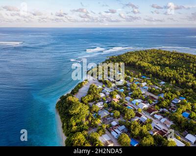 Malediven, Meemu Atoll, Mulah, Luftaufnahme der bewohnten Insel im Indischen Ozean Stockfoto