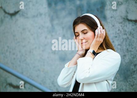Mutter spricht mit einem Kleinkind, das im Auto auf dem Babysitz sitzt Stockfoto