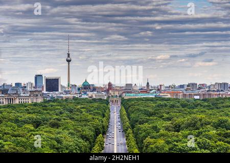 Deutschland, Berlin, Wolken über der Autobahn, die durch den Tiergarten-Park mit der Skyline der Stadt im Hintergrund führt Stockfoto