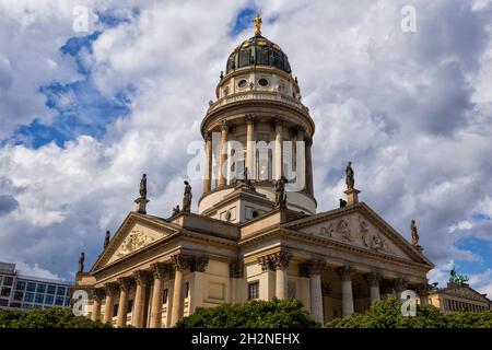 Deutschland, Berlin, Neue Kirche steht gegen Wolken Stockfoto