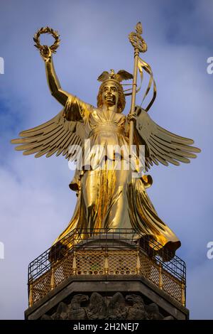 Deutschland, Berlin, Goldfarbene Statue der Göttin Victoria, die auf der Siegessäule steht Stockfoto