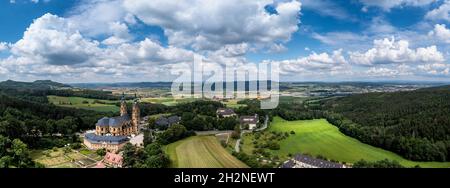 Deutschland, Bayern, Bad Staffelstein, Helikopter-Panorama der ländlichen Stadt im Sommer Stockfoto