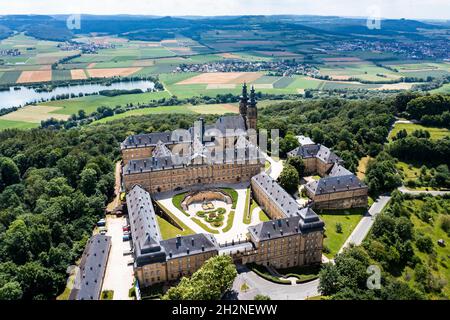 Deutschland, Bayern, Bad Staffelstein, Luftansicht des Klosters Banz und der umliegenden Landschaft im Sommer Stockfoto