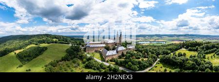 Deutschland, Bayern, Bad Staffelstein, Luftpanorama des Klosters Banz und umliegende Landschaft im Sommer Stockfoto