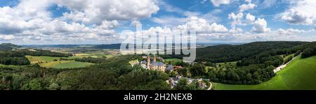 Deutschland, Bayern, Bad Staffelstein, Helikopter-Panorama der ländlichen Stadt im Sommer Stockfoto