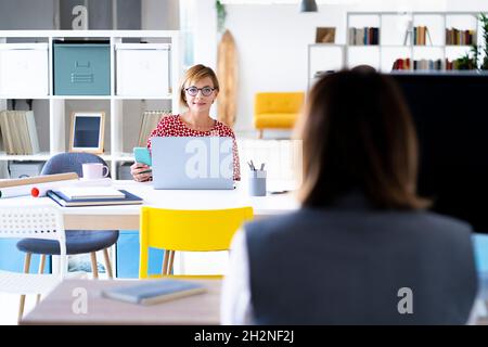 Geschäftsfrauen mittleren Erwachsenenalter während des Meetings im Büro Stockfoto