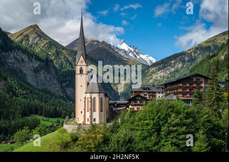 Österreich, Kärnten, Heiligenblut am Grossglockner, Bergdorf mit St. Vincent Kirche im Zentrum Stockfoto