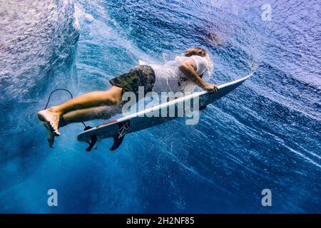 Mittelalter Mann, der während des Urlaubs unter Wasser surft Stockfoto