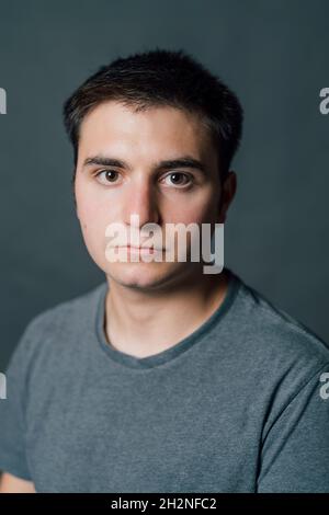Selbstbewusster junger Mann im Studio Stockfoto