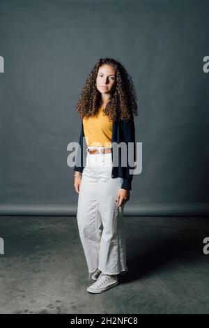 Junge selbstbewusste Frau im Studio Stockfoto