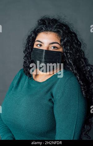 Plus Größe Frau in schützende Gesichtsmaske während Pandemie Stockfoto
