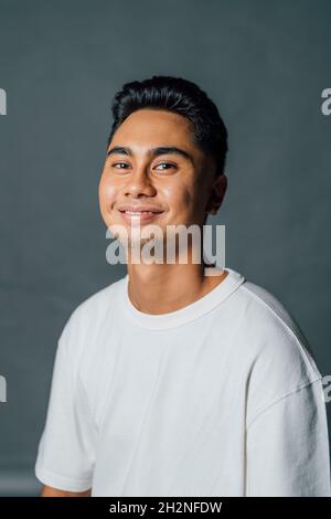 Lächelnder junger Mann im Studio Stockfoto