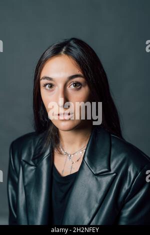 Selbstbewusste junge Frau im Studio Stockfoto