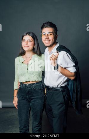 Lächelndes Paar, das im Studio zusammensteht Stockfoto