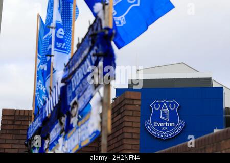 Liverpool, Großbritannien. Oktober 2021. Flaggen zum Verkauf außerhalb von Goodison Park in Liverpool, Vereinigtes Königreich am 10/23/2021. (Foto von Conor Molloy/News Images/Sipa USA) Quelle: SIPA USA/Alamy Live News Stockfoto