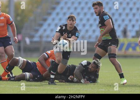 Parma, Italien. Oktober 2021. Alessandro Fusco (Zebre) mit einem Pass während Zebre Rugby Club vs Edinburgh, United Rugby Championship Spiel in Parma, Italien, Oktober 23 2021 Kredit: Unabhängige Fotoagentur/Alamy Live Nachrichten Stockfoto