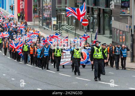 Glasgow, Schottland, Großbritannien. Oktober 2021. Die an der Unionist-Loyalist Coalition beteiligen Aktivisten marschieren von der Haugh Street bis zum George Square durch die Straßen der Stadt, um gegen die Grenze zur Irischen See und das Nordirland-Protokoll zu protestieren. Kredit: Skully/Alamy Live Nachrichten Stockfoto