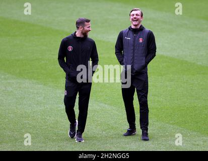 Alex Gilbey von Charlton Athletic (rechts) inspiziert das Spielfeld während des Sky Bet League One-Spiels im Stadium of Light, Sunderland. Bilddatum: Samstag, 23. Oktober 2021. Stockfoto