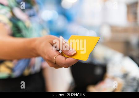 Frau mit Kreditkarte im Restaurant Stockfoto