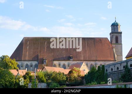 Deutschland, Bayern, Dinkelsbühl, Seitenansicht des Minster St. Georg in der Abenddämmerung Stockfoto