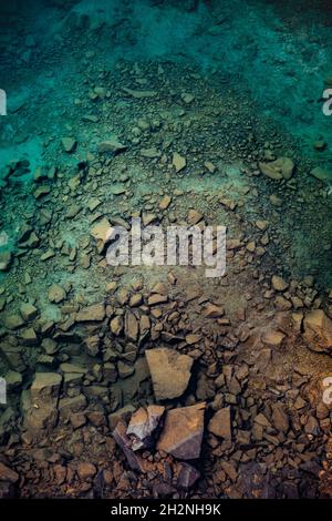 Felsen sichtbar durch kristallklares Seewasser Stockfoto