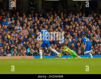 Stamford Bridge, Chelsea, London, Großbritannien. Oktober 2021. Premier League Football FC Chelsea gegen Norwich City: Pierre Lees-Melou (20) aus Norwich City wird gefuellt. Kredit: Aktion Plus Sport/Alamy Live Nachrichten Stockfoto