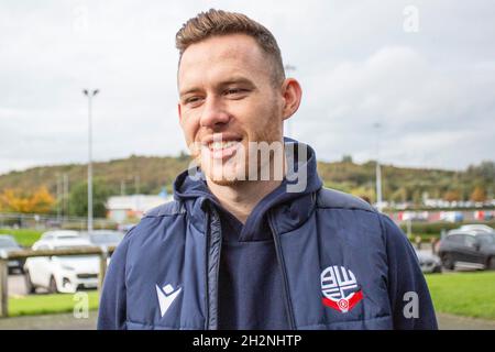 Bolton, Großbritannien. Oktober 2021. Kieran Lee kommt am 23. Oktober 2021 im University of Bolton Stadium während des Spiels der EFL Sky Bet League 1 zwischen Bolton Wanderers und Gillingham im University of Bolton Stadium, Bolton, England an. Foto von Mike Morese. Nur zur redaktionellen Verwendung, Lizenz für kommerzielle Nutzung erforderlich. Keine Verwendung bei Wetten, Spielen oder Veröffentlichungen einzelner Clubs/Vereine/Spieler. Kredit: UK Sports Pics Ltd/Alamy Live Nachrichten Stockfoto