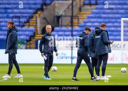 Bolton, Großbritannien. Oktober 2021. Gillingham-Spieler, die den Platz während des Spiels der EFL Sky Bet League 1 zwischen Bolton Wanderers und Gillingham am 23. Oktober 2021 im University of Bolton Stadium, Bolton, England, inspizieren. Foto von Mike Morese. Nur zur redaktionellen Verwendung, Lizenz für kommerzielle Nutzung erforderlich. Keine Verwendung bei Wetten, Spielen oder Veröffentlichungen einzelner Clubs/Vereine/Spieler. Kredit: UK Sports Pics Ltd/Alamy Live Nachrichten Stockfoto