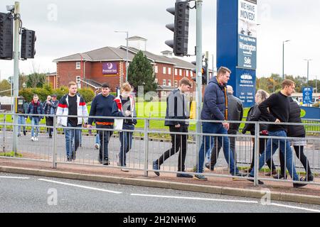 Bolton, Großbritannien. Oktober 2021. Bolton-Fans kommen am 23. Oktober 2021 im University of Bolton Stadium während des Spiels der EFL Sky Bet League 1 zwischen Bolton Wanderers und Gillingham im University of Bolton Stadium, Bolton, England, an. Foto von Mike Morese. Nur zur redaktionellen Verwendung, Lizenz für kommerzielle Nutzung erforderlich. Keine Verwendung bei Wetten, Spielen oder Veröffentlichungen einzelner Clubs/Vereine/Spieler. Kredit: UK Sports Pics Ltd/Alamy Live Nachrichten Stockfoto